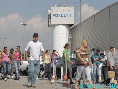 Foxconn-Brazil-employees