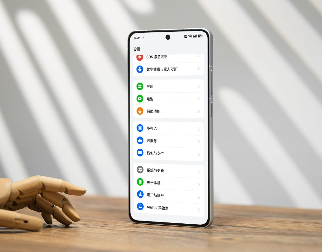 Realme GT 6 ön tasarımı-