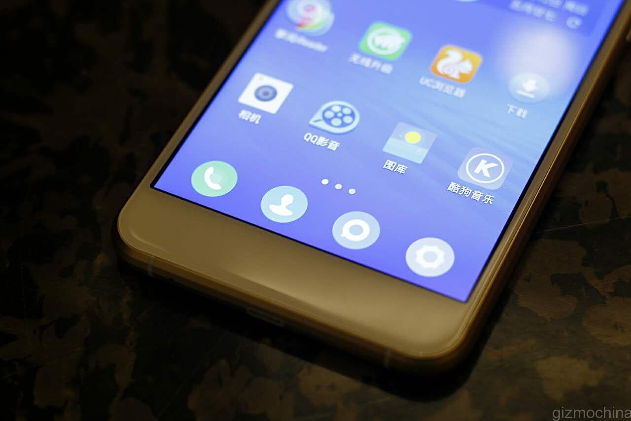 Realme c21y 4/64gb blue. Смартфон в руке. Смартфоны с большим экраном. Телефон сенсорный. Yotaphone 2023.