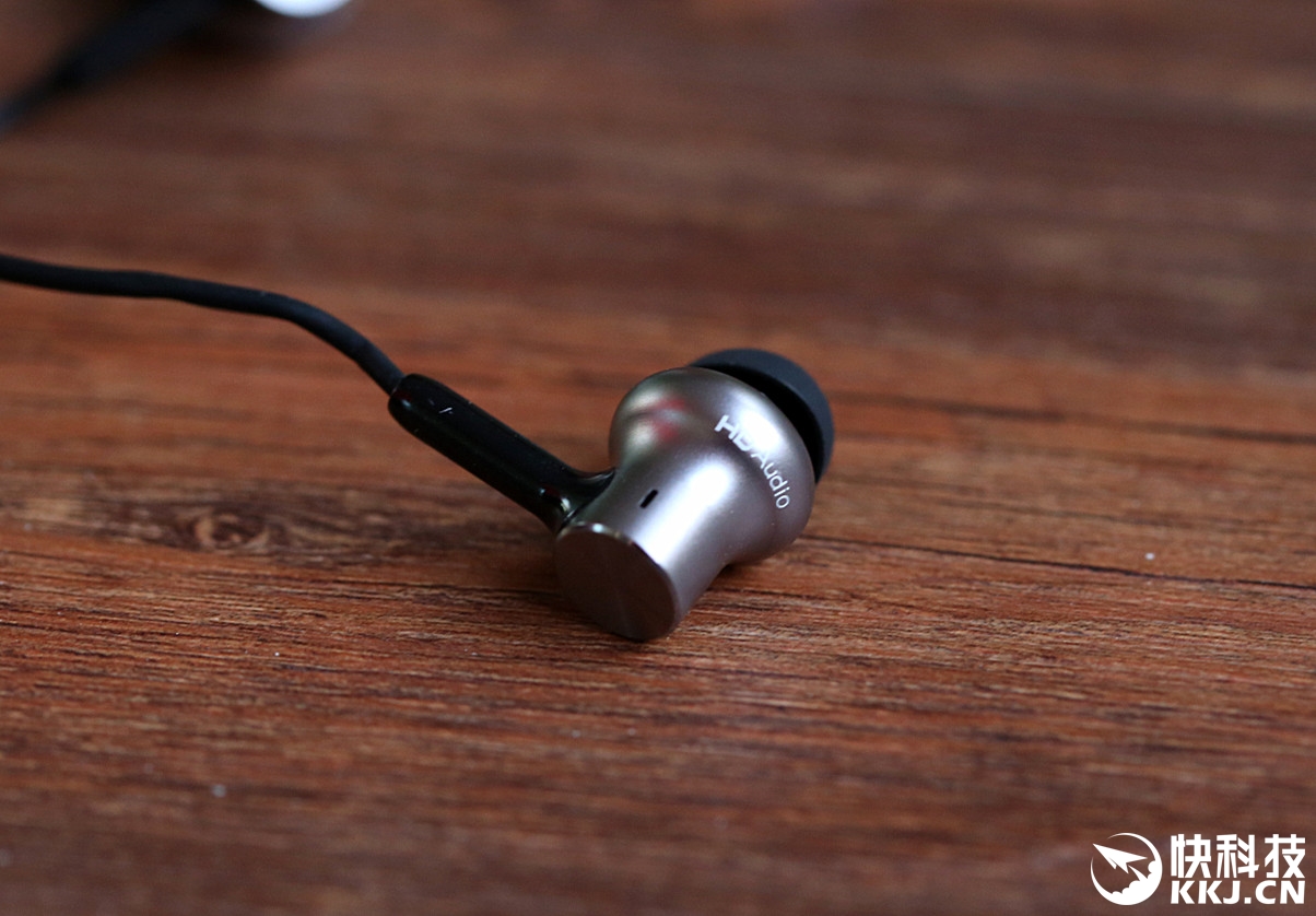 Xiaomi Piston 3 Pro In-Ear Headphone Hands-on & Unboxing Images