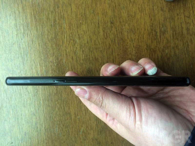 Samsung Galaxy S8 left side