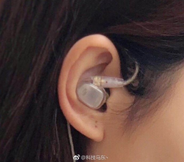 Alleged Meizu Blue Charm (mBlu) Headphones Spotted With Translucent Design Meizu Blue Charm headphone