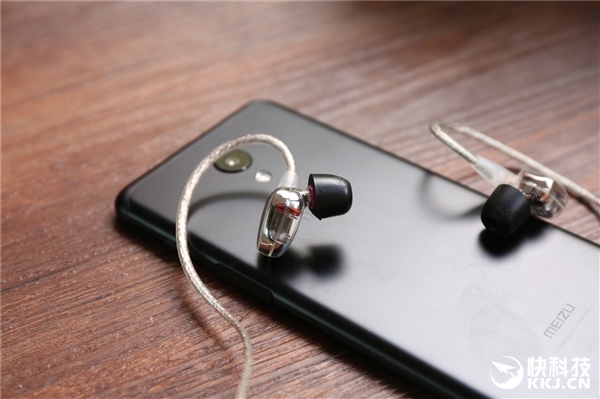 Meizu Live Headset Hands On Photos: Sleek Transparent Design, Rich Sound, IPX7 Casing Meizu Live