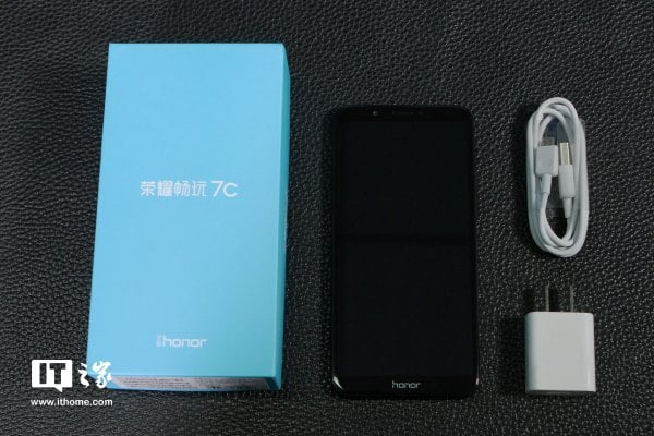 Honor 7C unboxed