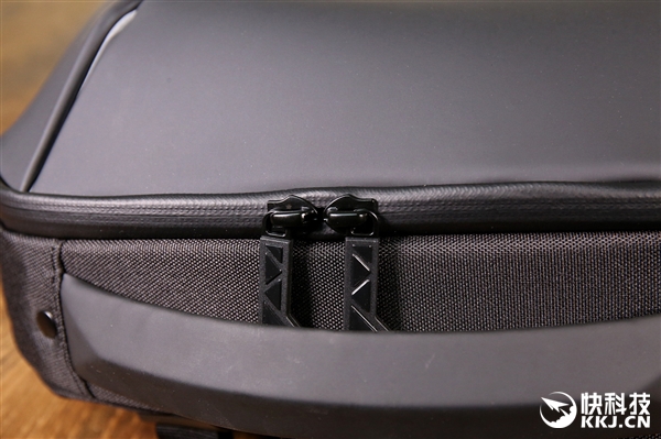 Xiaomi Mi Geek Shoulder Bag in Pictures: Sleek Ergonomic Design ...