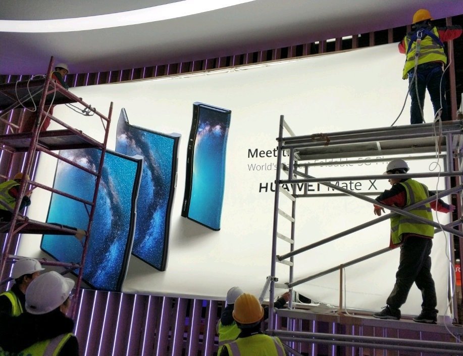 Huawei gets in on the 5G foldy phone game