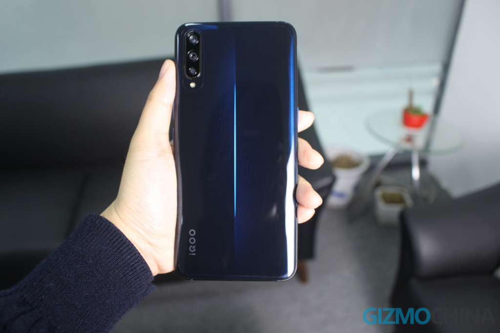 Vivo iQOO Hands On: Halo Lights, Virtual Buttons & Headphone Jack makes it Stand Out!