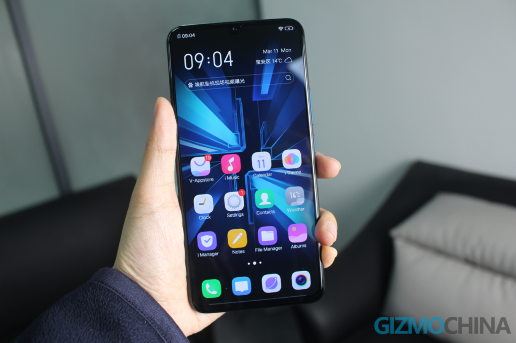 Vivo iQOO Hands On: Halo Lights, Virtual Buttons & Headphone Jack makes it Stand Out!