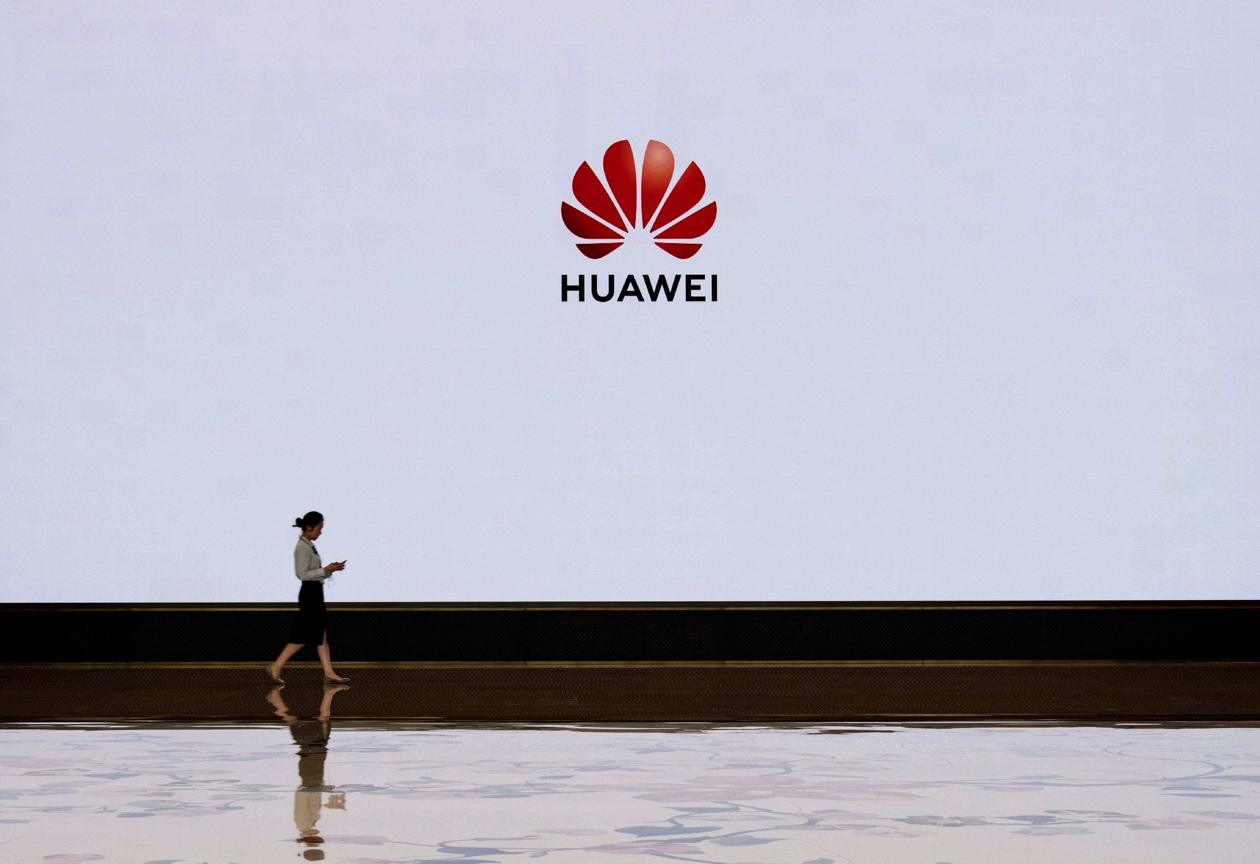 يبدو أن Huawei قد بدأت في تطوير EMUI 11 12