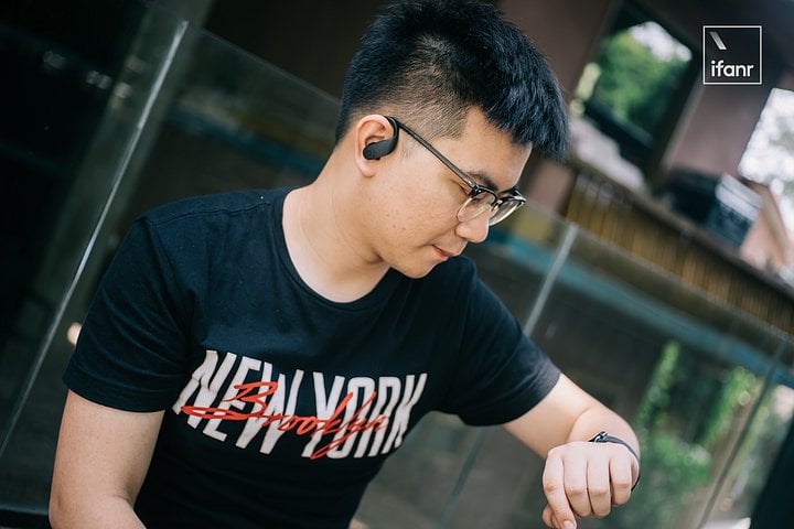 powerbeats with glasses