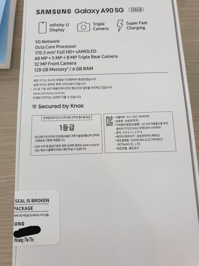 Tampak belakang kotak ritel Samsung Galaxy A90 5G.