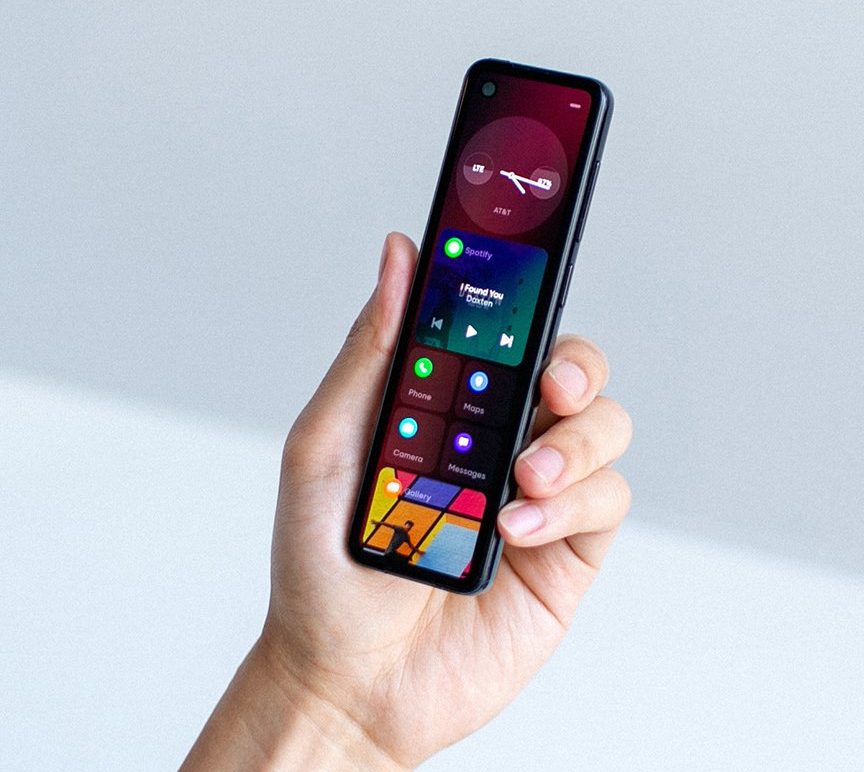 Как выглядит новый телефон Update: More photos and details Andy Rubin shows off new Essential phone with a 