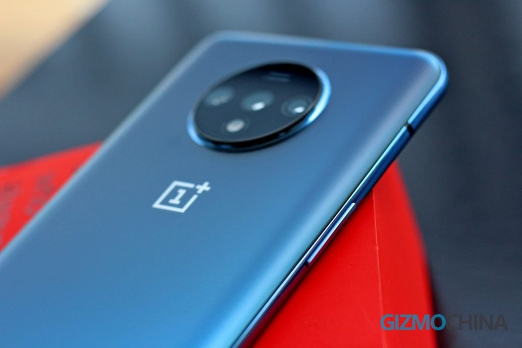 OnePlus 7T Hands on volume button featured