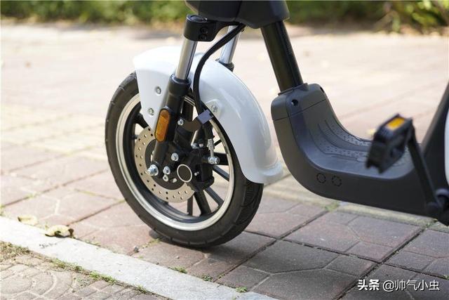 Xiaomi ra mắt xe điện thông minh 70Mai, chạy được 60km, giá 10 triệu > Chiếc xe đạp sử dụng cặp lốp chân không 14 inch