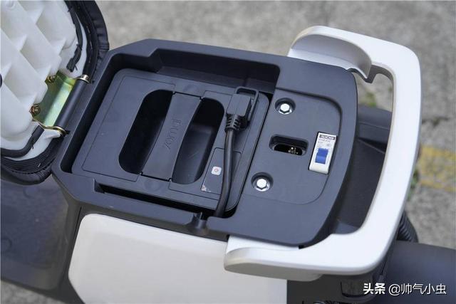 Xiaomi ra mắt xe điện thông minh 70Mai, chạy được 60km, giá 10 triệu > Yên xe 70mai sử dụng đệm ngồi một mảnh