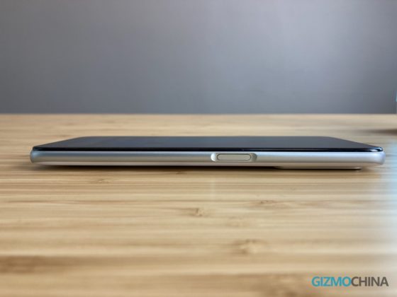 Realme X3 SuperZoom - руки на двух отпечатках пальцев