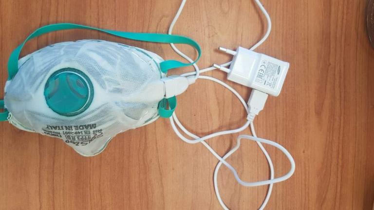 Self cleaning face mask