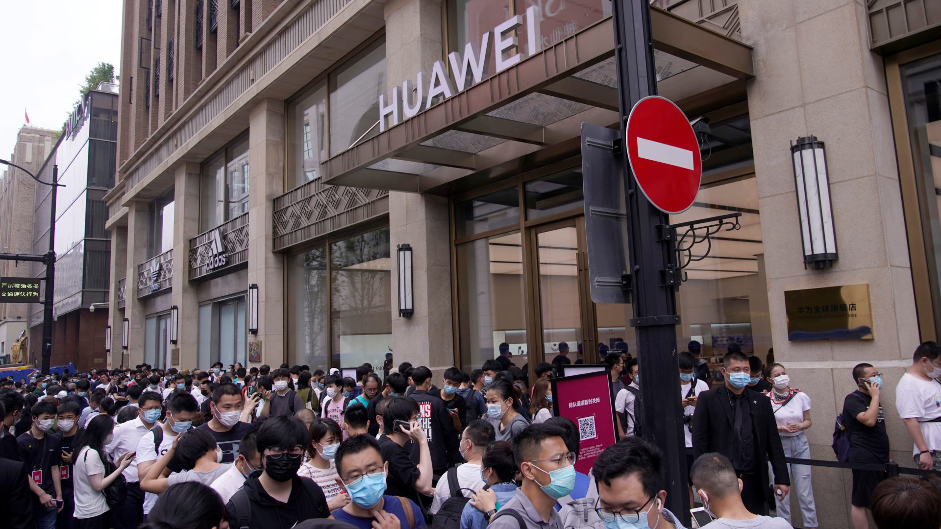 Где находится хуавей. Магазин Хуавей в Китае. Офис Хуавей в Китае. Huawei flagship Store. Учебный центр Huawei в Китае