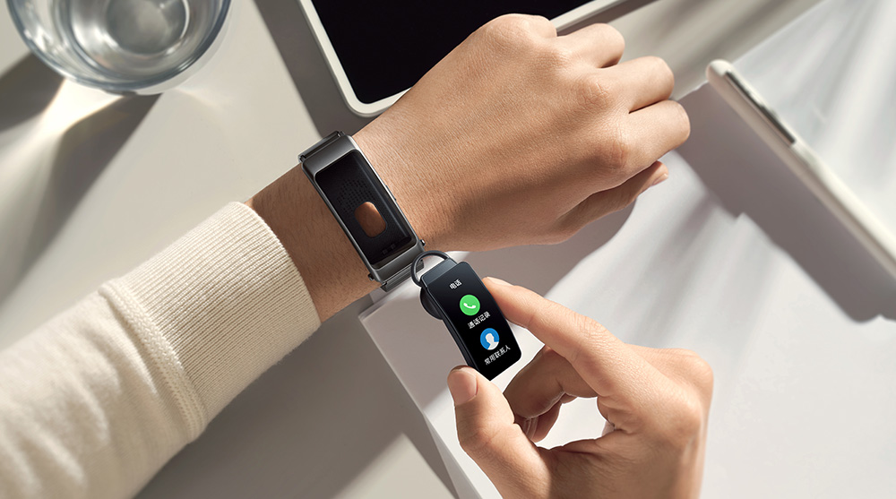 Huawei TalkBand B6 Featured