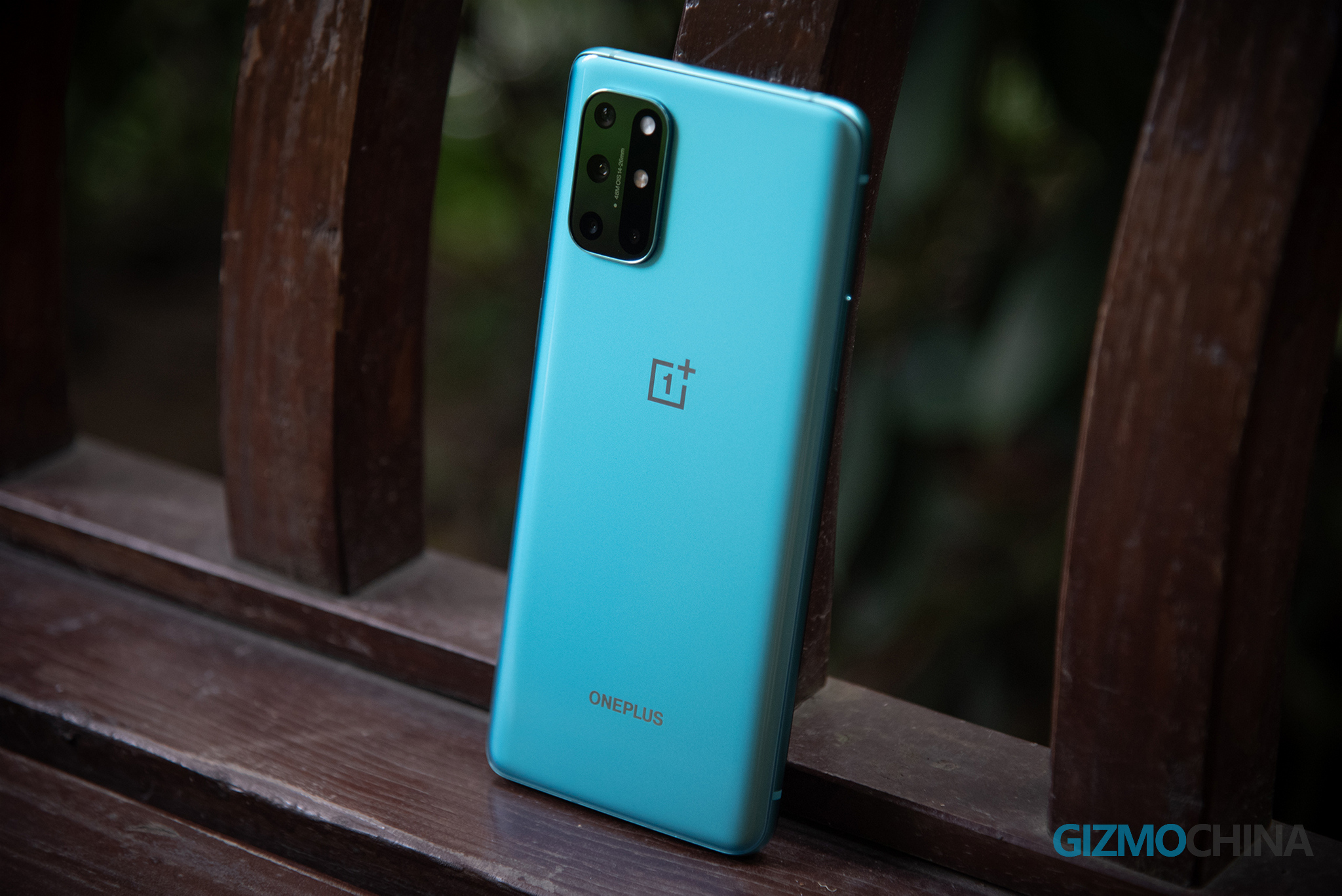 OnePlus 8T Aquamarine en primer plano