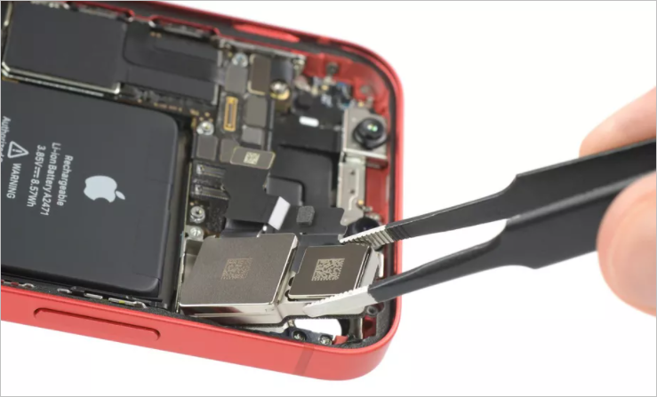 يوضح تفكيك iFixit لجهاز iPhone 12 mini كيف تتناسب المكونات مع الجهاز المضغوط