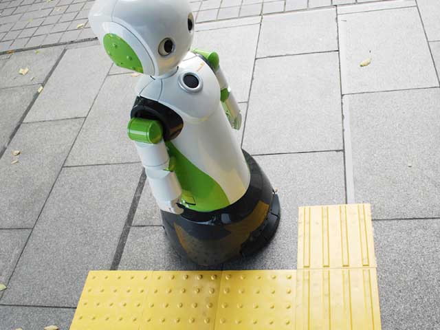 ينشر متجر في اليابان Robot لفرض ارتداء الأقنعة والتباعد الجسدي