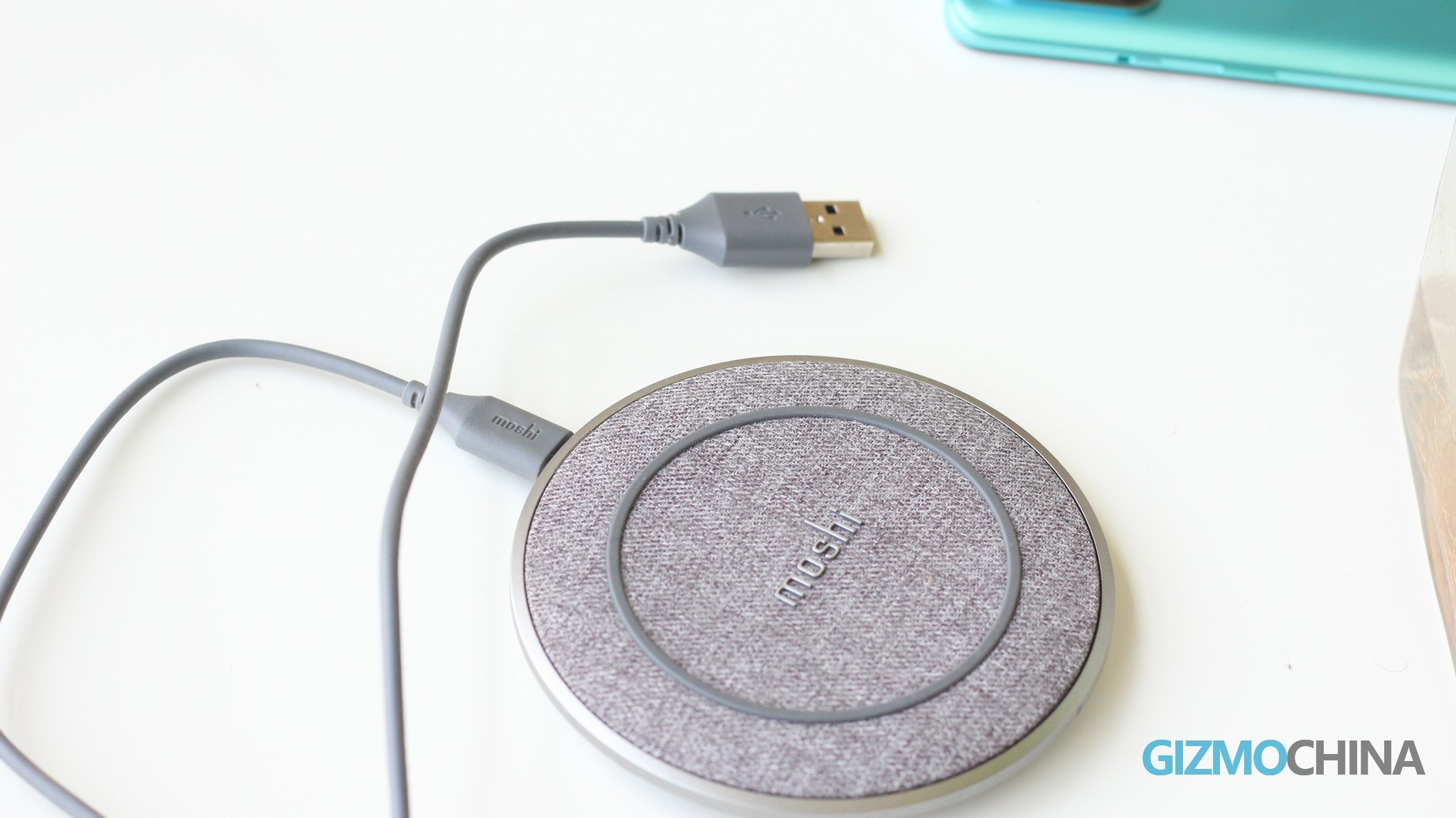 Moshi Otto Review med USB-ledning