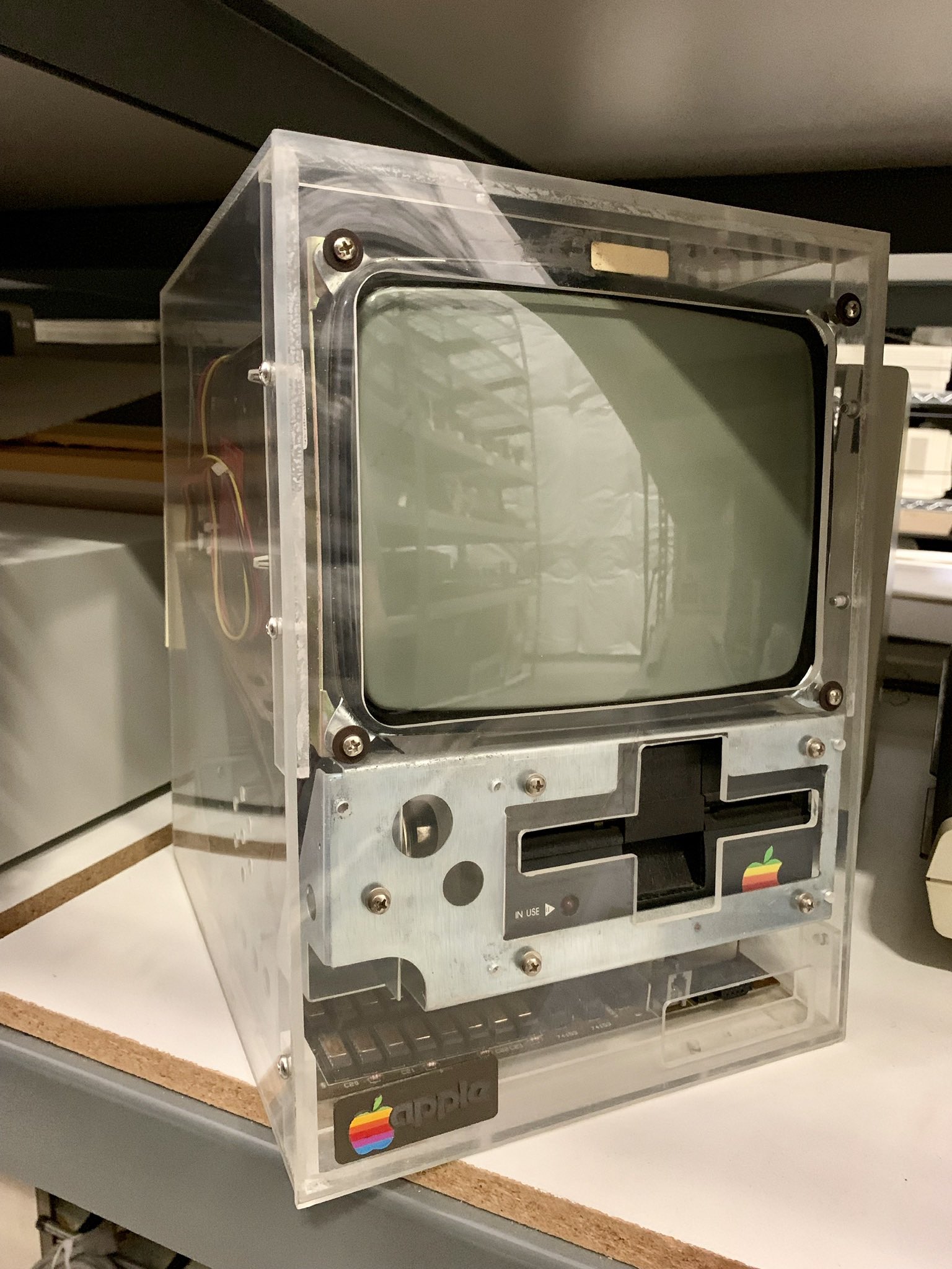 يُظهر النموذج الأولي المسرب أن شركة Apple قد جربت غلافًا شفافًا لجهاز Mac PC الذي تم إصداره لأول مرة في عام 1990