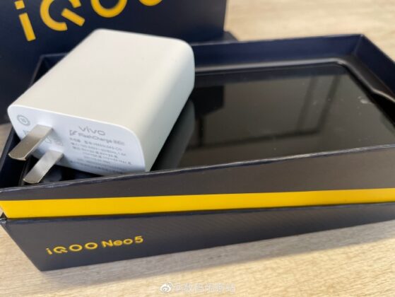 iQOO Neo5 retail box leaks along with 66W Flash Charger 5