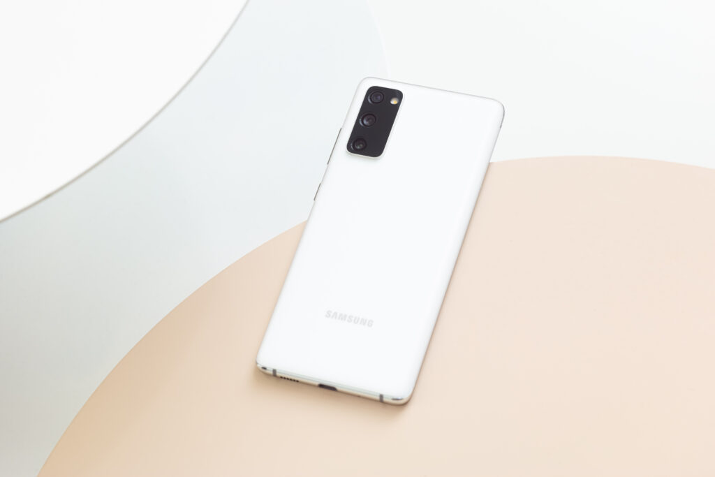 Samsung Galaxy S20 FE nube blanca en primer plano