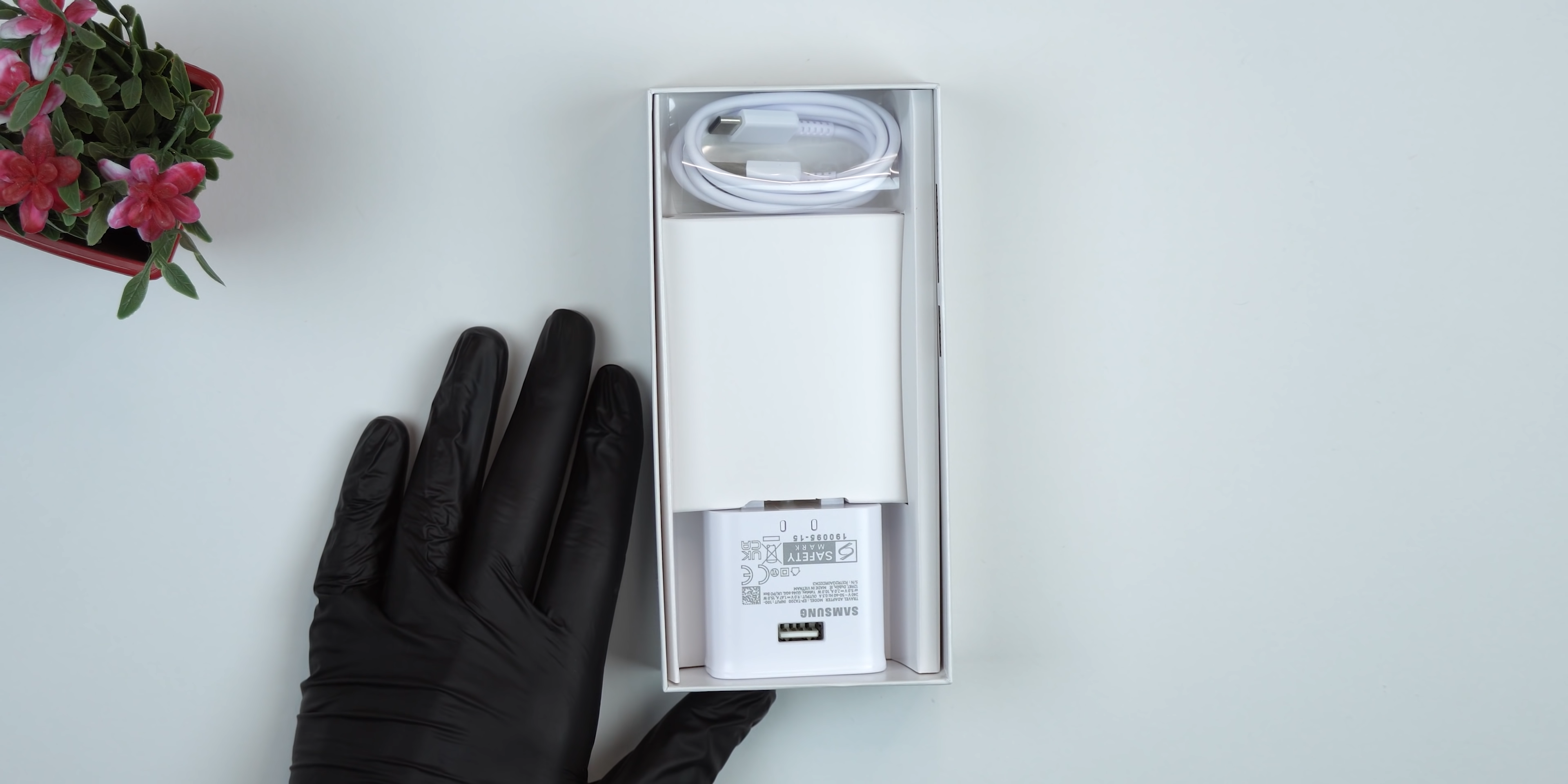 Samsung Galaxy A52 5G early unboxing video reveals in-box contents