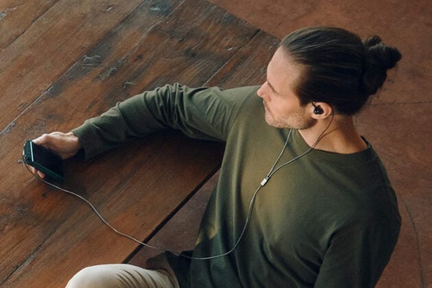 Sennheiser IE 300 earphones launched in India with detachable MMCX Fidlidy+ connectors 10
