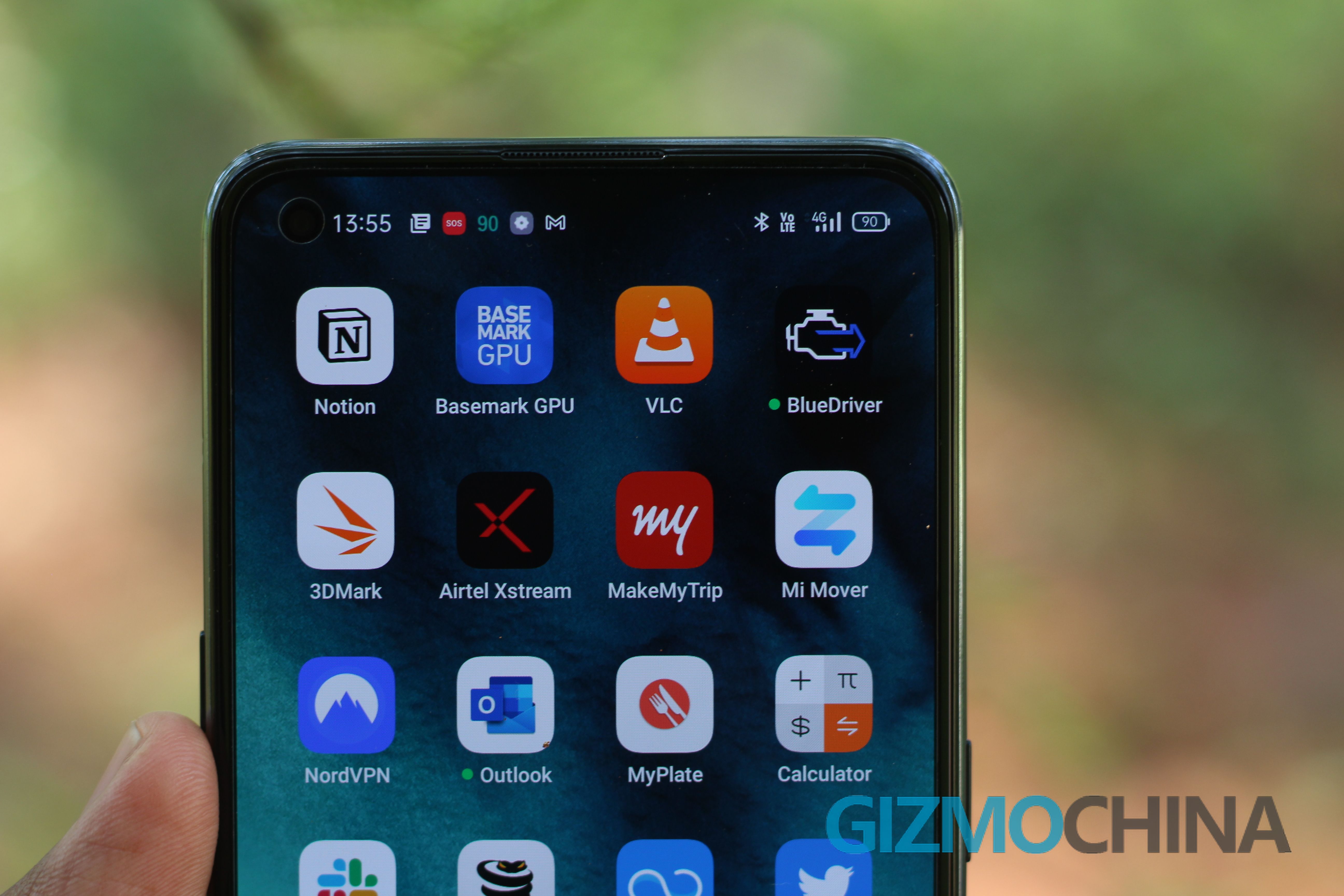 OPPO F19 Review punch-hole 7