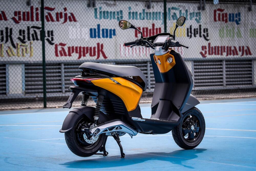 Piaggio One e-scooter series can hit a top speed of 60km/h 100km range - Gizmochina