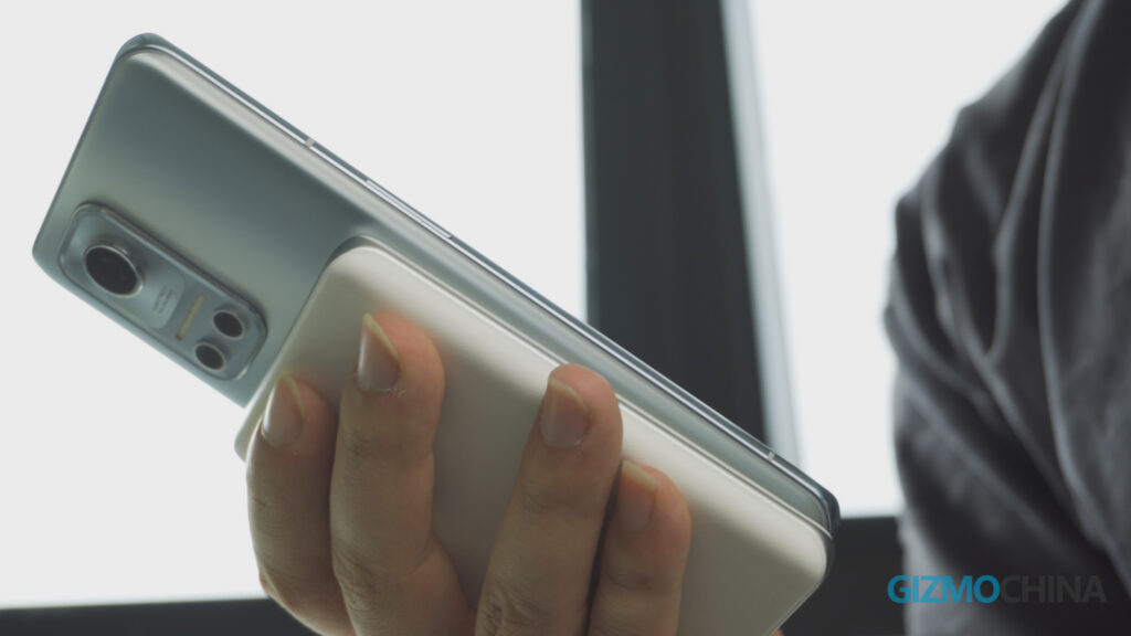 Realme Magdart charger hands on power bank 2