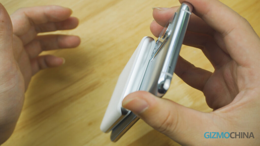 Realme Magdart charger hands on power bank 3