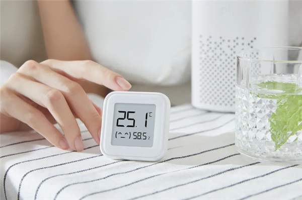 The new generation Xiaomi thermometer and hygrometer has a lifespan of up  to 2 years