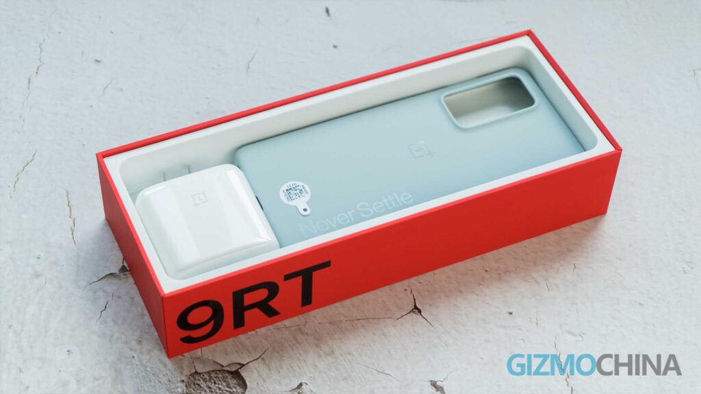 OnePlus 9RT Unboxing Hands on 03