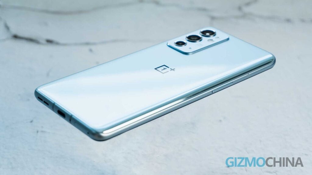 OnePlus 9RT Silver back Hands on 09