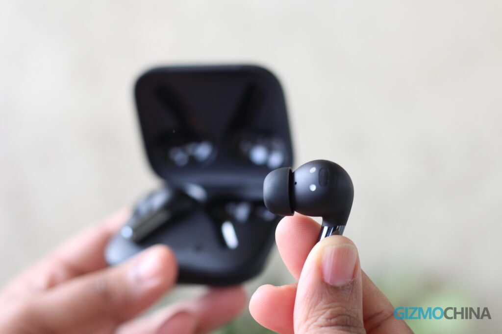 OnePlus Buds Pro Review Charging pins