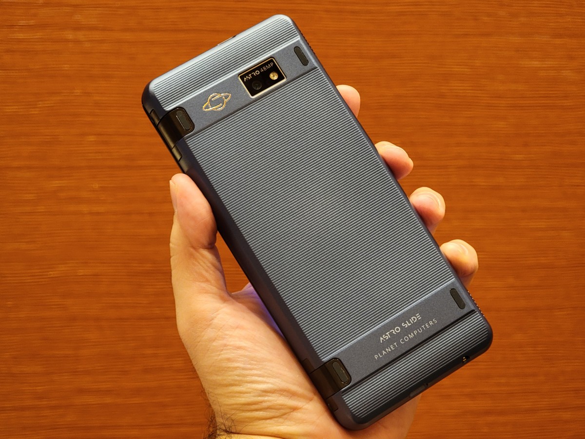 Planet Computings Astro Slide 5G USキーボード Planet's Astro Slide Phone Adds Keyboard, Deletes Google | PCMag