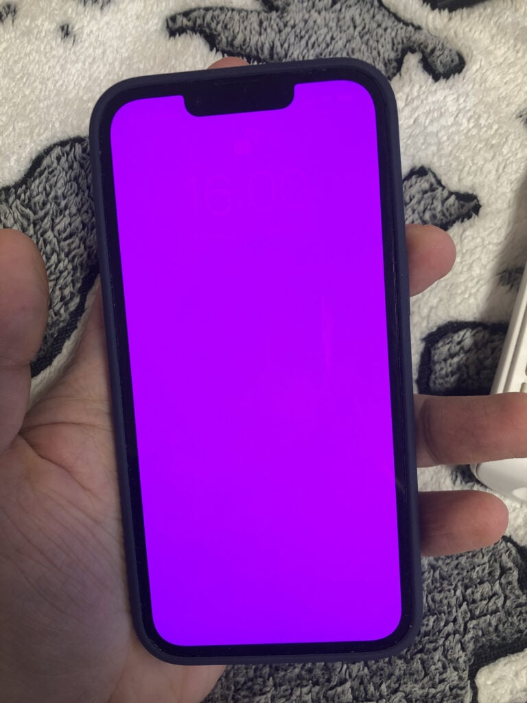 iphone 13 pantalla rosa violeta