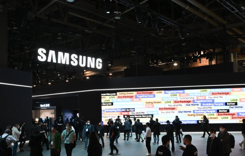 Logotipo de Samsung ces en primer plano