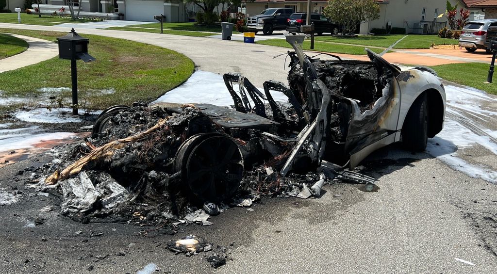 Jaguar IPace EV caught fire while charging after a 12mile trip Gizmochina