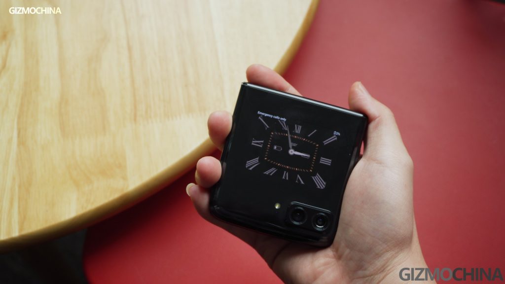 outer 2.7" display - razr 2022