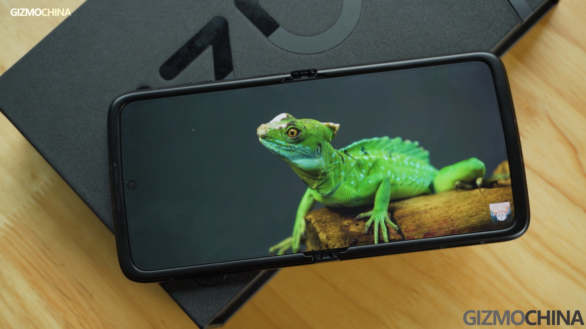 6.7" foldable display-motorola razr 2022