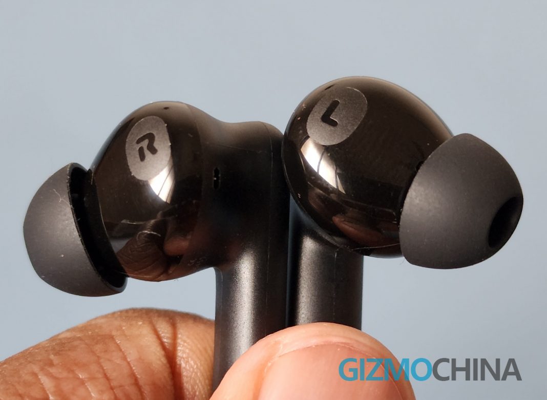 OPPO Enco Buds 2 right and left earbuds
