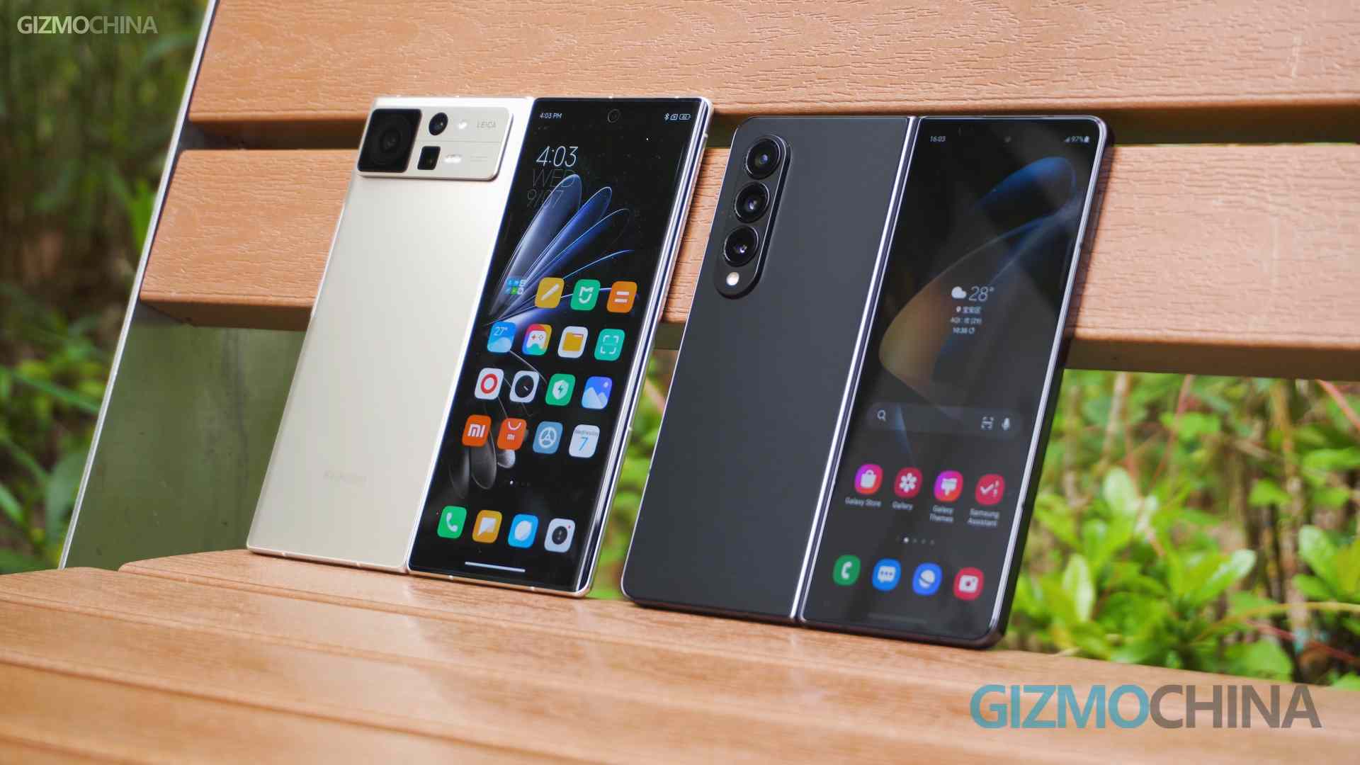 Xiaomi Mix Fold 2 vs Samsung Z Fold 4 en primer plano