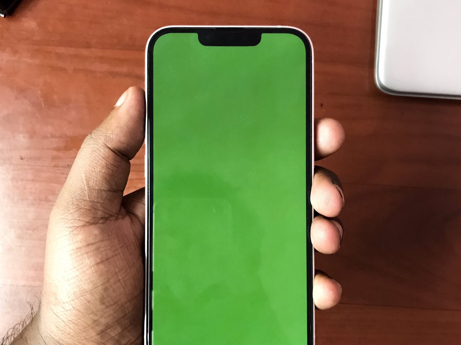 Айфон 13 лагает. Iphone 14 Pro Max Green Screen. Айфон 13 с зеленым экраном. Айфон 10 зеленый. Iphone зеленый экран.