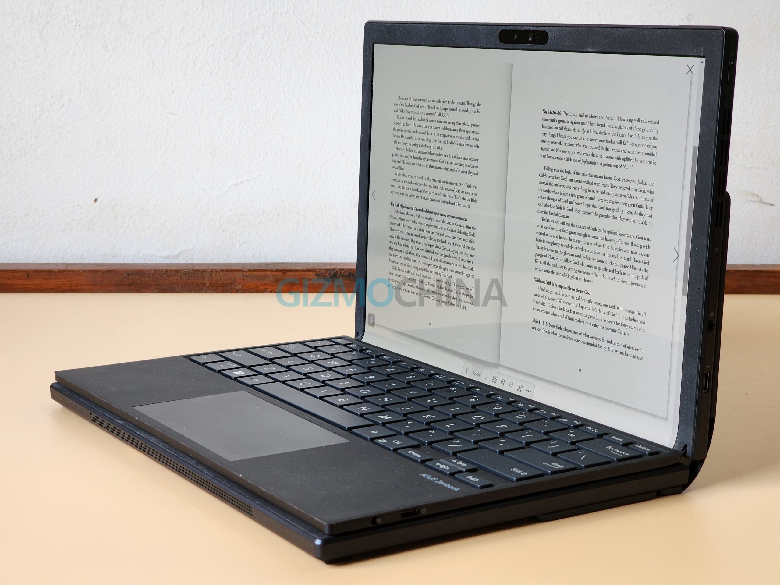 Asus Zenbook 17 Fold OLEDz